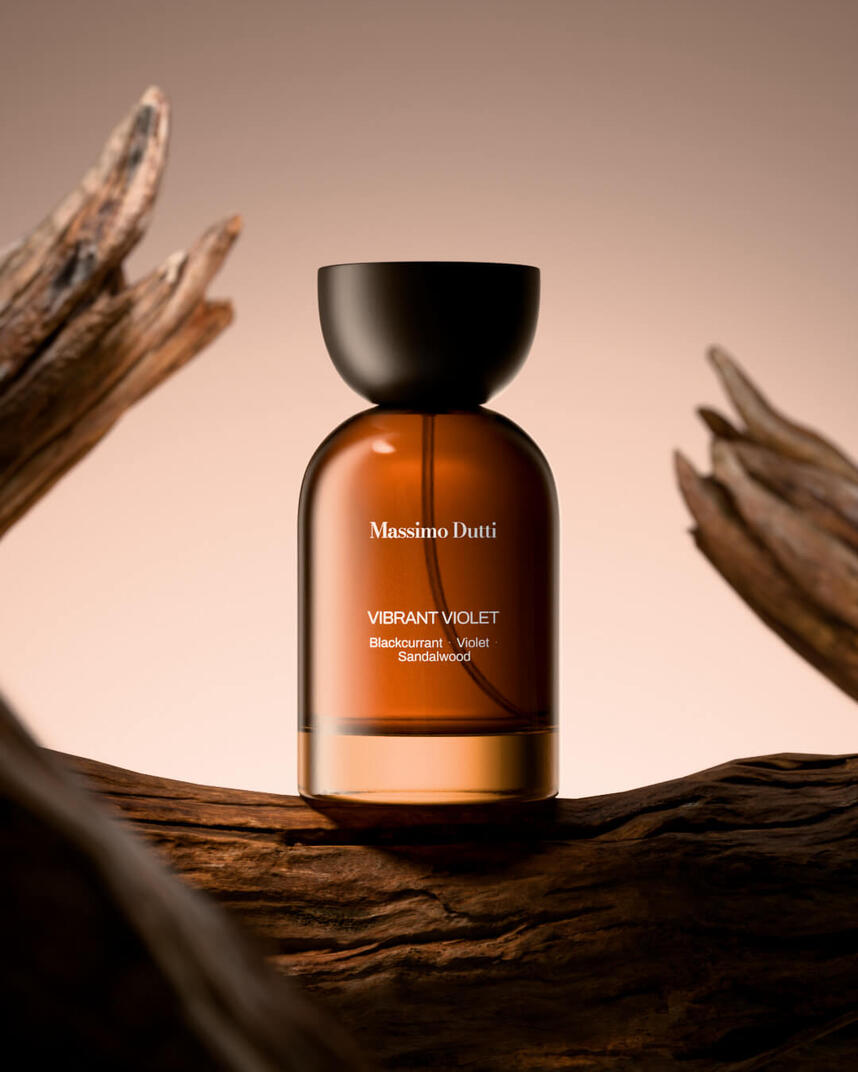 Render 3D — Perfume Massimo Dutti Vibrant Violet Render 3D fotorrealista de frasco de perfume Massimo Dutti Vibrant Violet sobre madera, composición editorial con fondo rosado