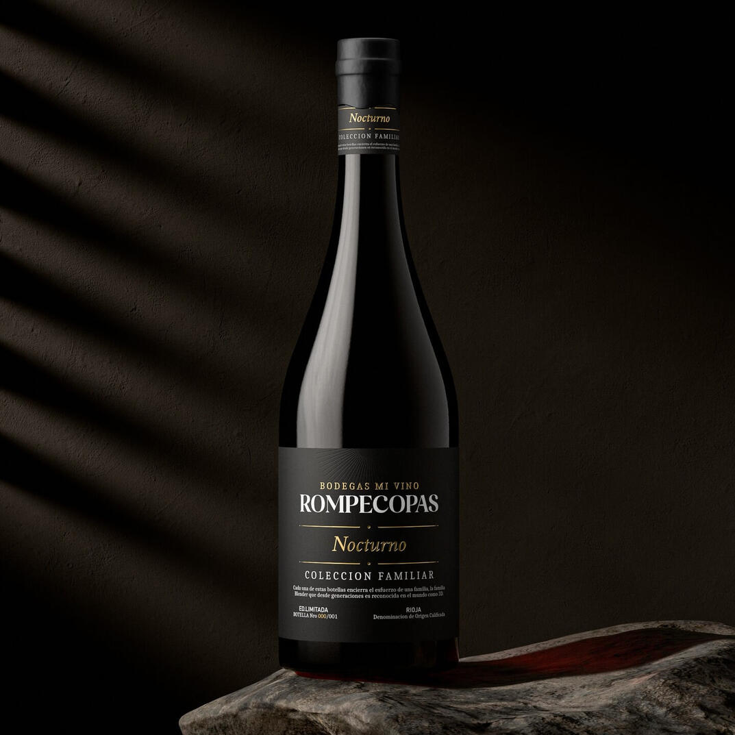 Render 3D — Vino Rompecopas Nocturno Render 3D fotorrealista de botella de vino Rompecopas Nocturno sobre fondo oscuro con iluminación dramática lateral